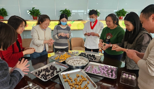 滾湯圓、猜燈謎、制花燈~(yú)~元宵節(jié)就要這樣過(guò)